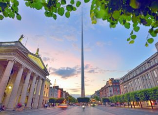 Dublin Spire při západu slunce | jordachelr/123RF.com