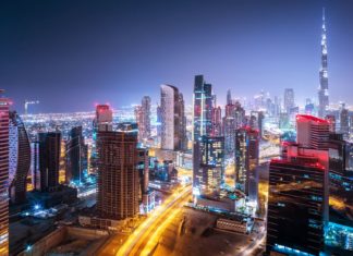 Noční panorama města Dubaj | photopiano/123RF.com