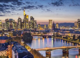 Noční pohled na Frankfurt nad Mohanem | sepavo/123RF.com