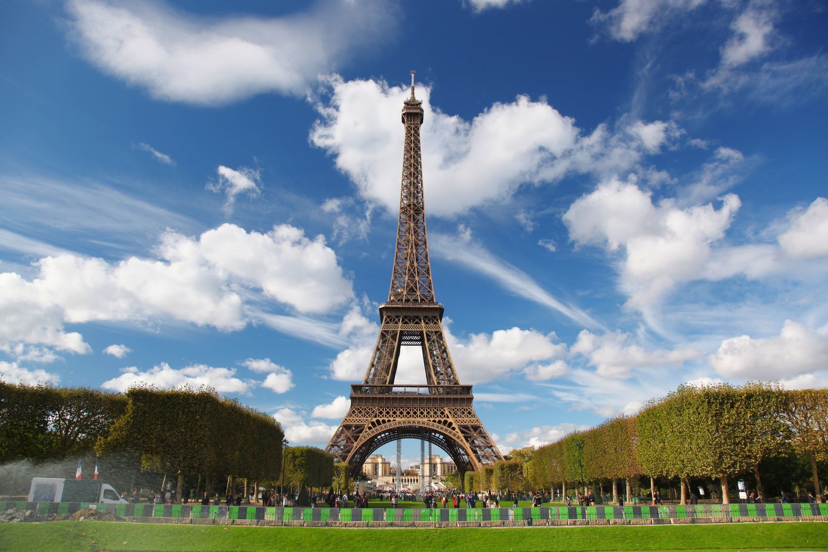 Eiffelova věž a městský park ve Francii | samot/123RF.com