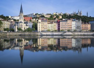 Krásný výhled na řeku Saone v Lyonu | vwalakte/123RF.com