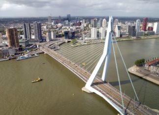 Letecký pohled na most Erasmus a centrum Rotterdamu | jvdwolf/123RF.com