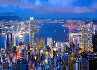 Město Hong Kong v noci | leungchopan/123RF.com