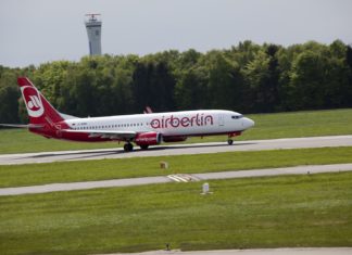 Přistávající letadlo společnosti Air Berlin | macgyverhh/123RF.com