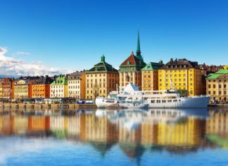 Letní panorama starého města Gamla Stan ve Stockholmu | scanrail/123RF.com