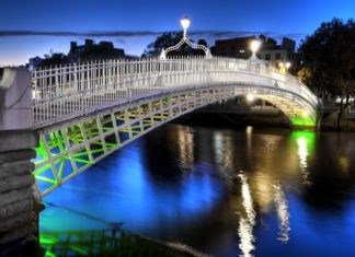 Noční pohled na Ha'penny Bridge v Dublinu | robwilson39/123RF.com