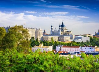 Panorama katedrály Santa Maria la Almudena a Královského paláce v Madridu | sepavo/123RF.com