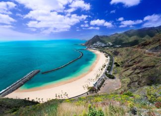 Playa de Las Teresitas na severu Tenerife | nanisimova/123RF.com