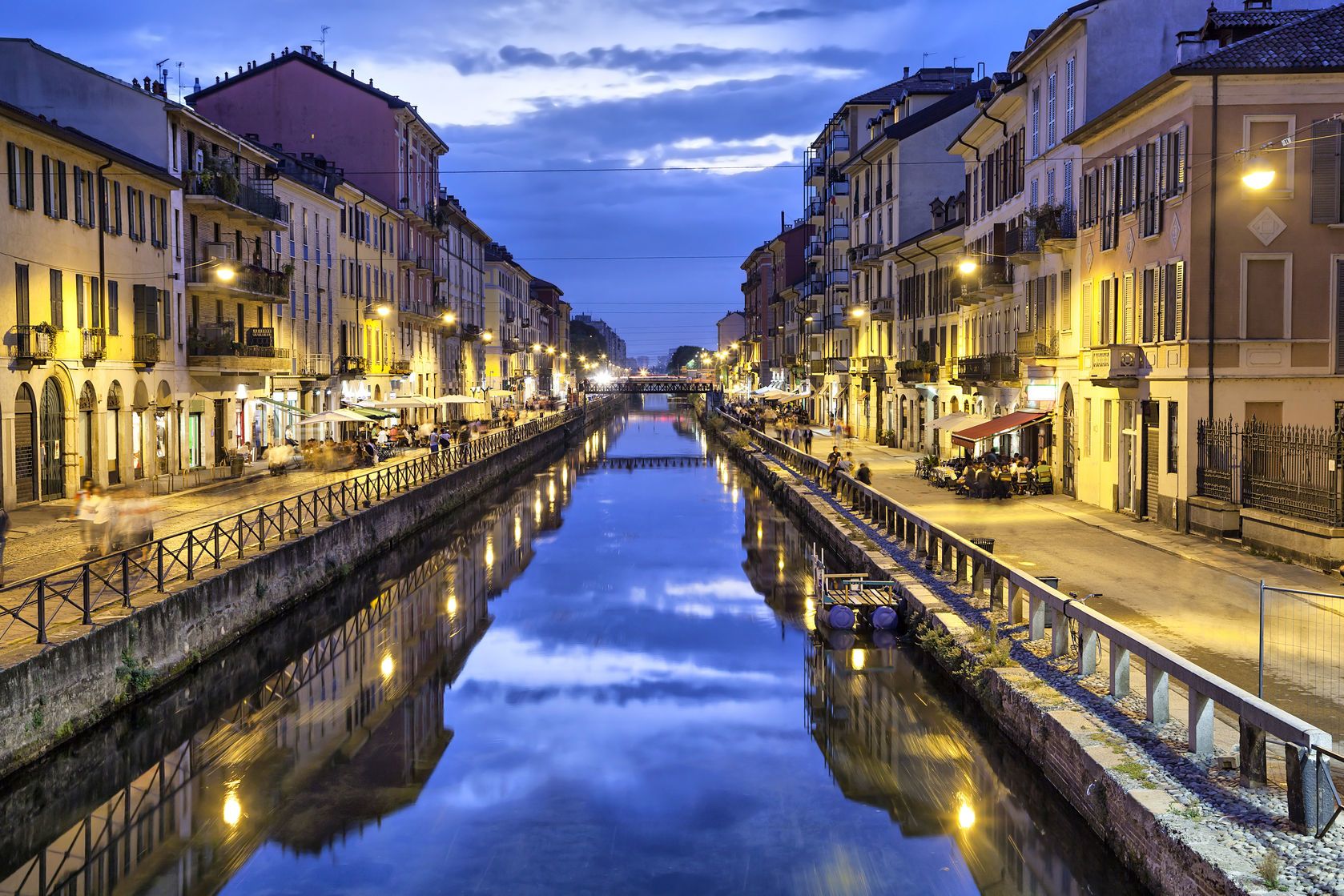 Naviglio Grande kanál ve večerních hodinách v Miláně | bbsferrari/123RF.com
