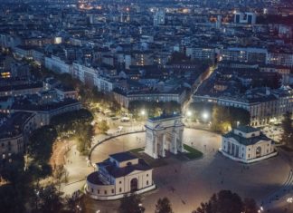 Panoramatický výhled na Milán v noci | agcreativelab/123RF.com