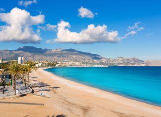 Písečná pláž ve španělském Alicante | tonobalaguer/123RF.com