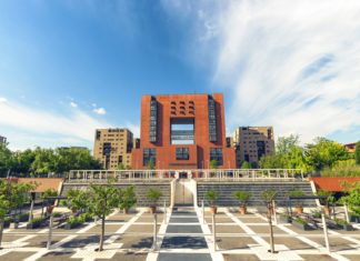 Náměstí před univerzitou Bicocca v Miláně | rigamondis/123RF.com
