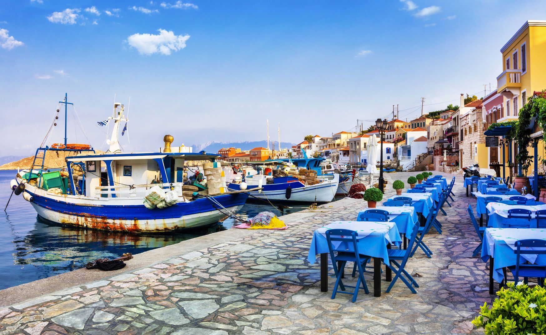 Staré rybářské lodě a taverny v Řecku | freeartist/123RF.com