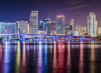 Floridské Miami v noci | sepavo/123RF.com