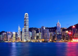 HongKong v noci | leungchopan/123RF.com