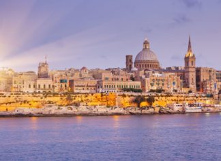 Pohled na noční Vallettu | leonidtit/123RF.com