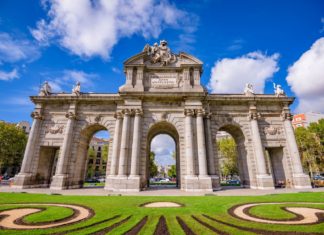 Památník Puerta de Alcalá v Madridu | sepavo/123RF.com